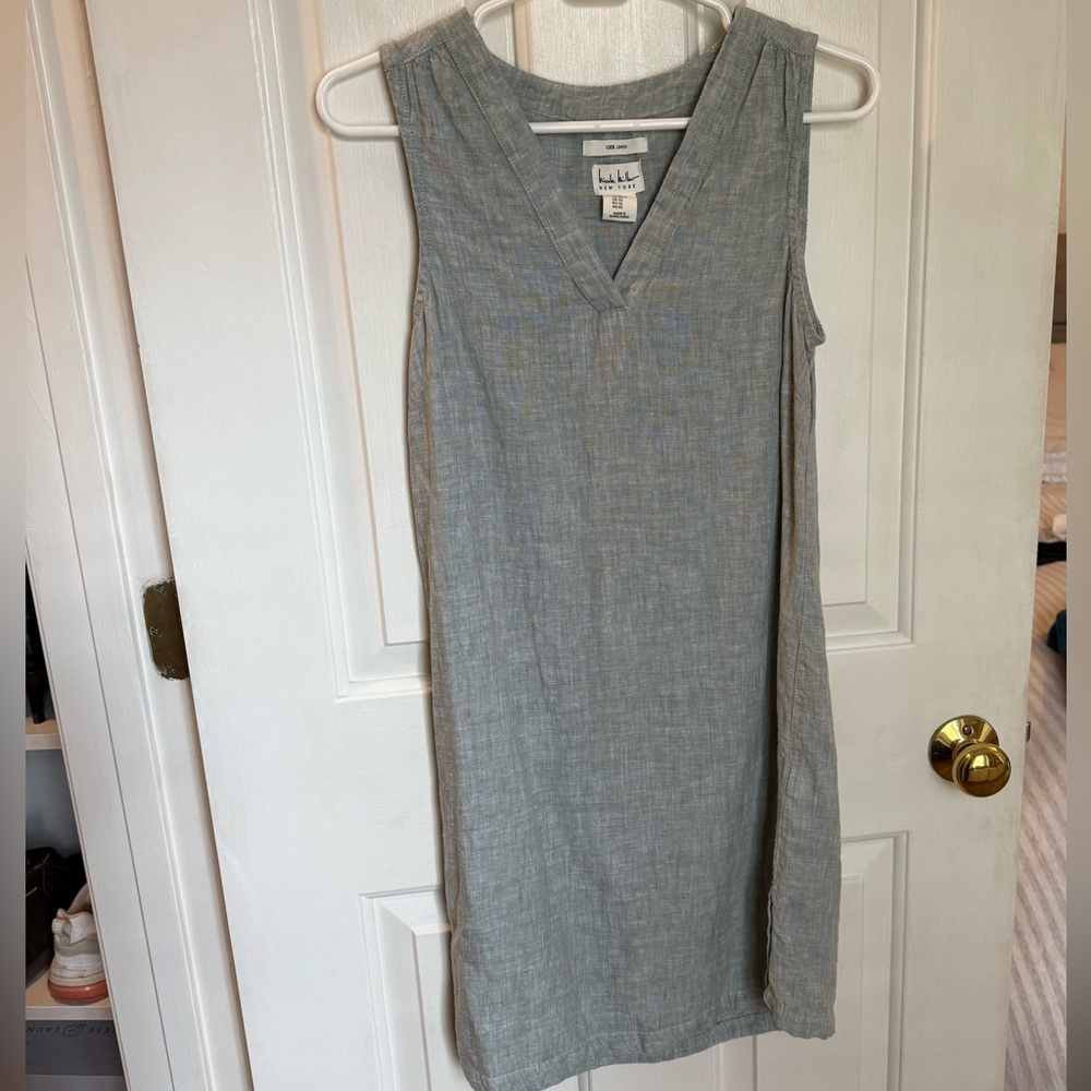 Nicole Miller Sleeveless V-Neck Shift Dress in Light Gray